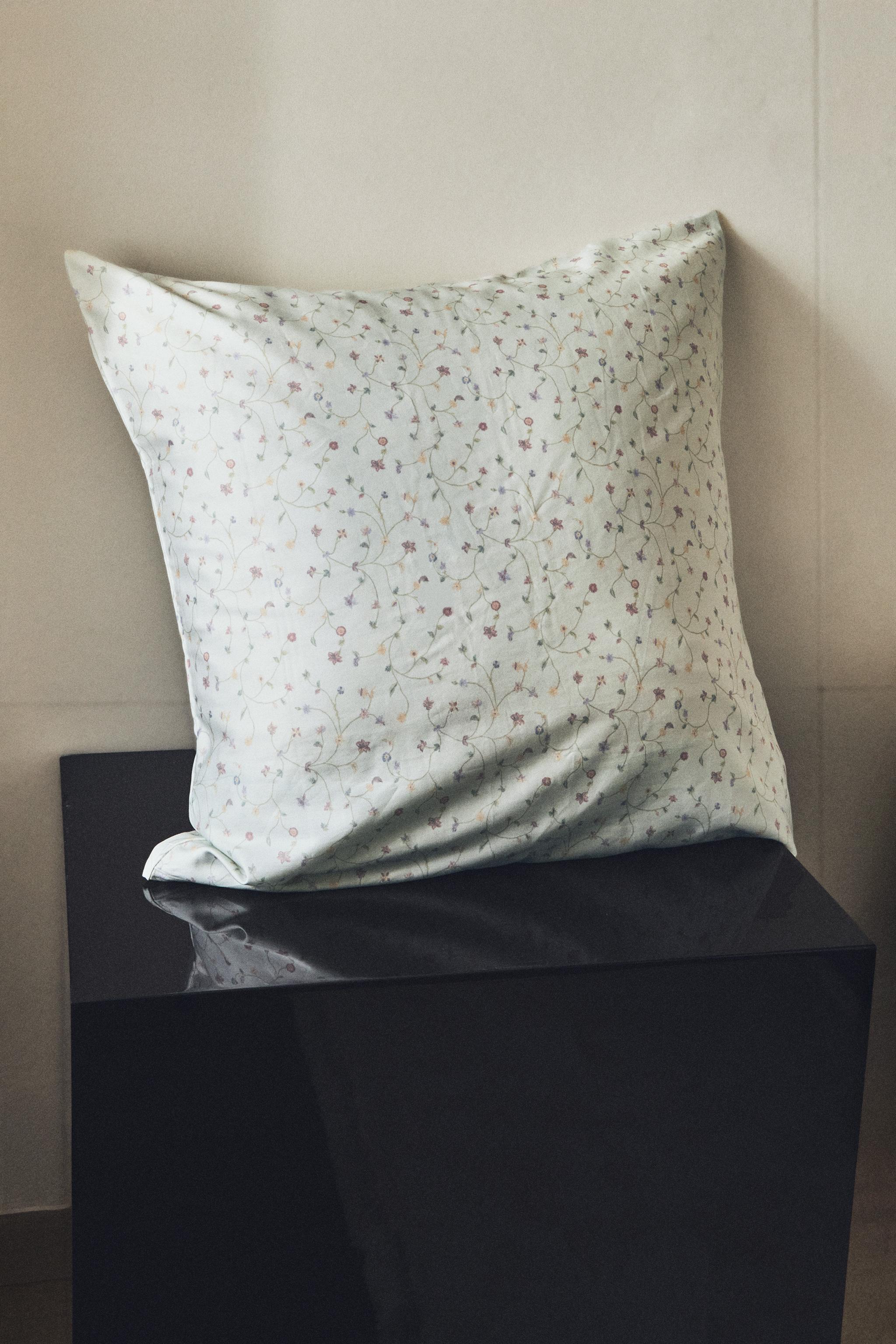 TAIE D’OREILLER SATIN MINI-FLEURS